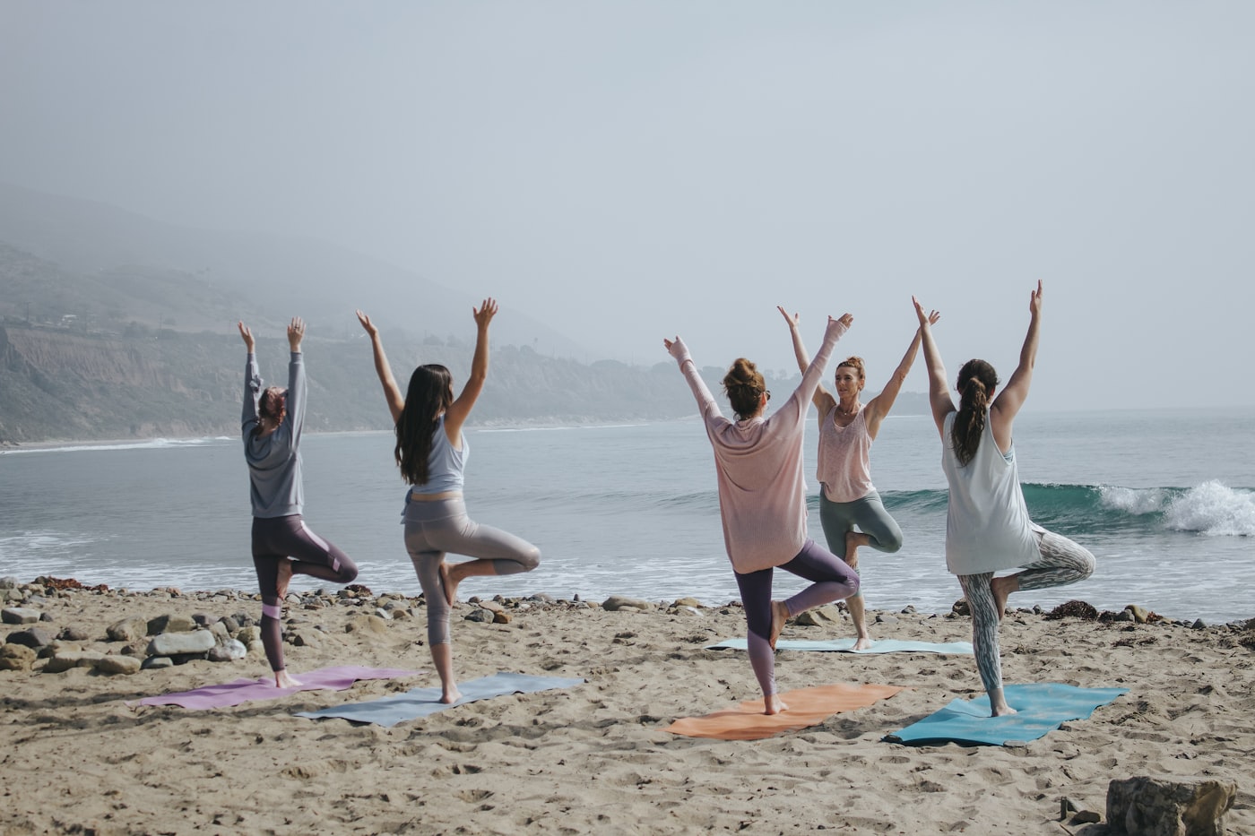 Posture de yoga dans le studio